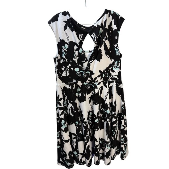 Torrid 1X Floral Sleeveless Fit & Flare Dress With Keyhole Back Black & White Pa - Picture 2 of 6